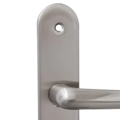 2 poignées de porte sur plaque rond avec serrure Amga, entraxe 195mm, coloris gris satiné