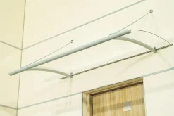 Arctom Auvent Kwar 120x842, couleur blanc RAL9016, plaque incolore PMMA