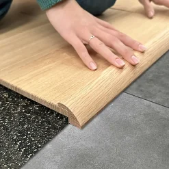 Barre de seuil rattrapage de niveau à recouvrement Chêne l. 35mm Long. 2m Ep. 14mm Brut-Deschaumes Discount