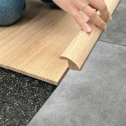 Deschaumes Barre de seuil rattrapage de niveau à recouvrement Chêne l. 35mm Long. 1m Ep. 14mm Brut