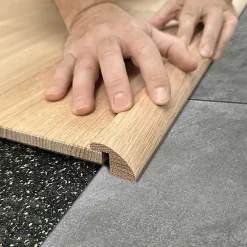 Deschaumes Barre de seuil rattrapage de niveau à recouvrement Chêne l. 35mm Long. 2m Ep. 20mm Brut