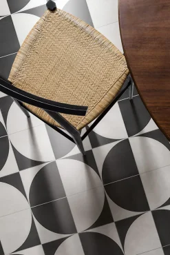 Carrelage Imitation Carreaux De Ciment 20x20 SCENARIO Tappeto 2B Nero - Les Carreaux de Jean-Les Carreaux De Jean  Outlet