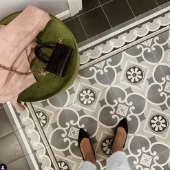 Carrelage sol / mur effet ciment motif floral gris 20x20 cm - CAPRICE CHATELET-Aelle Carrelage Sale