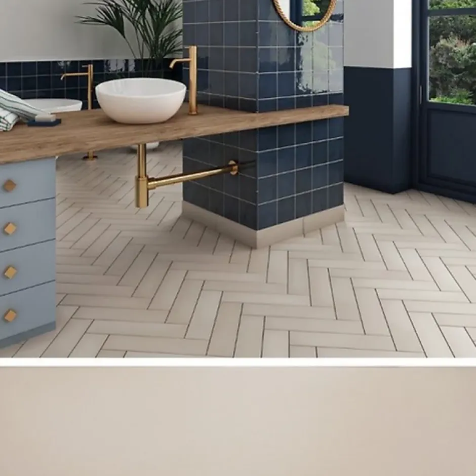 Carrelage sol / mur pose baton rompu chevron uni beige mate STROMBOLI BEIGE GOBI-Aelle Carrelage