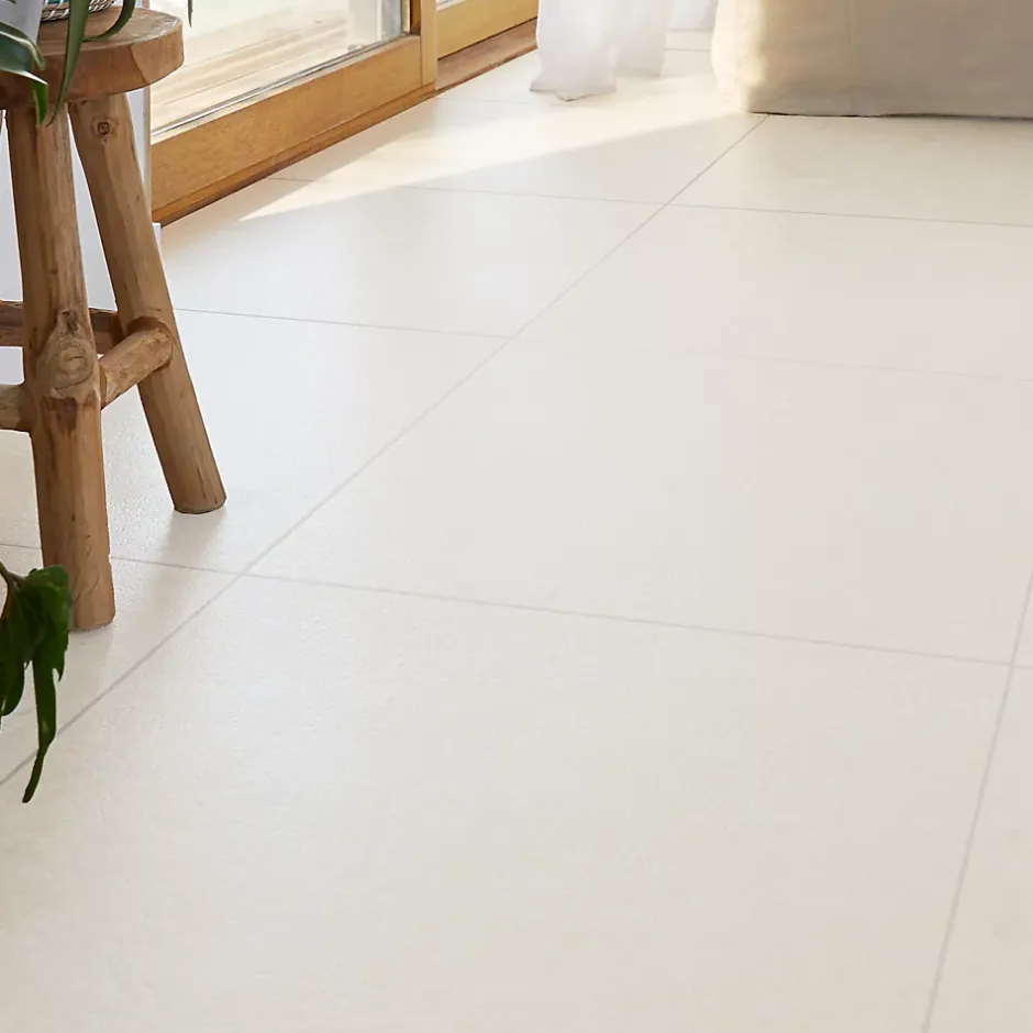 Carrelage sol blanc cassé effet béton L.60 x l.60 cm x ép.10 mm, Smooth-GoodHome Hot