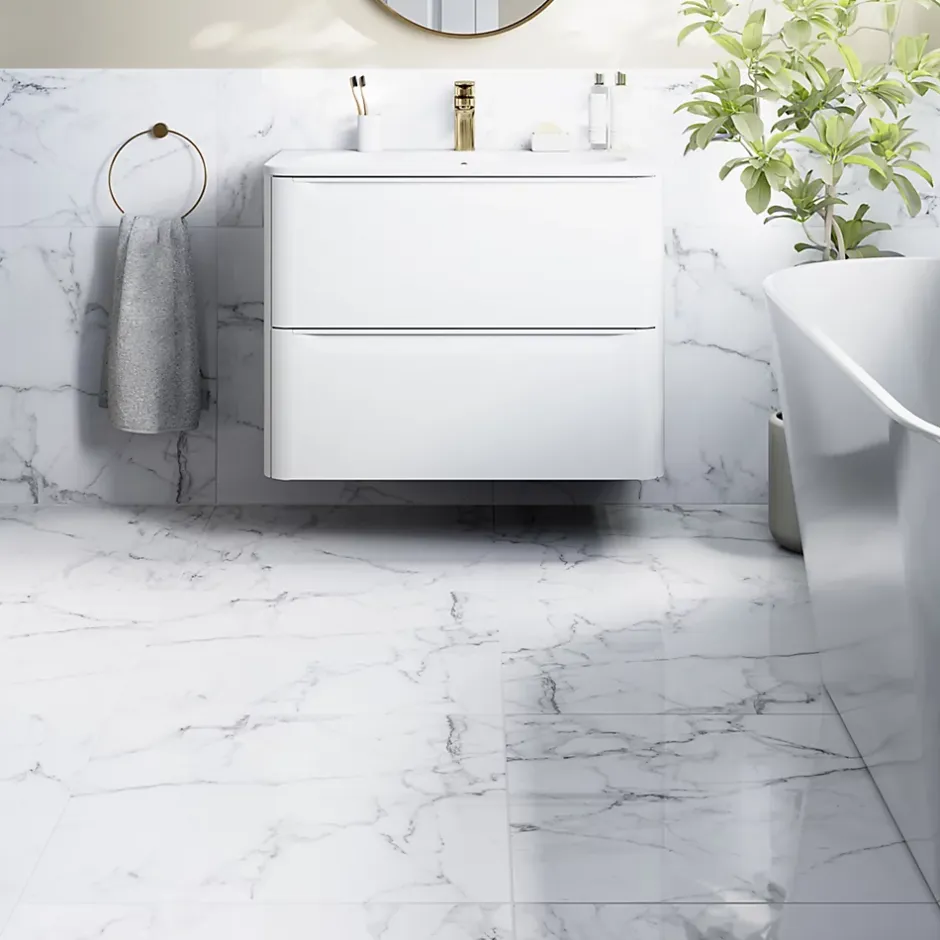 Carrelage sol et mur effet marbre blanc brillant L.60,8 x l.60,8 cm x ép.8,5 mm, Aruma-GoodHome Outlet