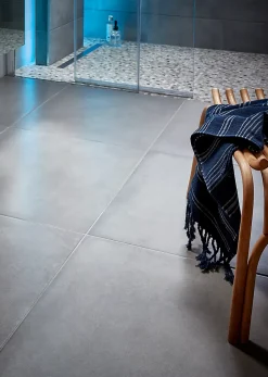 Carrelage sol intérieur gris effet béton L.61,6 x l.61,6 cm x ép.7,4 mm, Konkrete-GoodHome Best