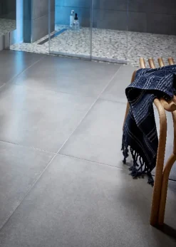 Carrelage sol intérieur gris effet béton L.61,6 x l.61,6 cm x ép.7,4 mm, Konkrete-GoodHome Best