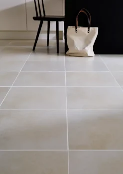 Carrelage sol ivoire effet béton L.42,6 x l.42,6 cm x ép.7,4 mm, Konkrete-GoodHome Online