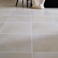 Carrelage sol ivoire effet béton L.42,6 x l.42,6 cm x ép.7,4 mm, Konkrete-GoodHome Online