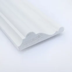 Woodbord Cimaise Bois de Pin Merkusii - Enduite Gesso Blanc - 18x62x2200mm - Moulure - Lame de Soubassement