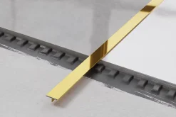Ilcom Couvre-joint profilé décoratif Ts en inox rectifié Or poli - 15mm x 2440mm x 0,65 ep.