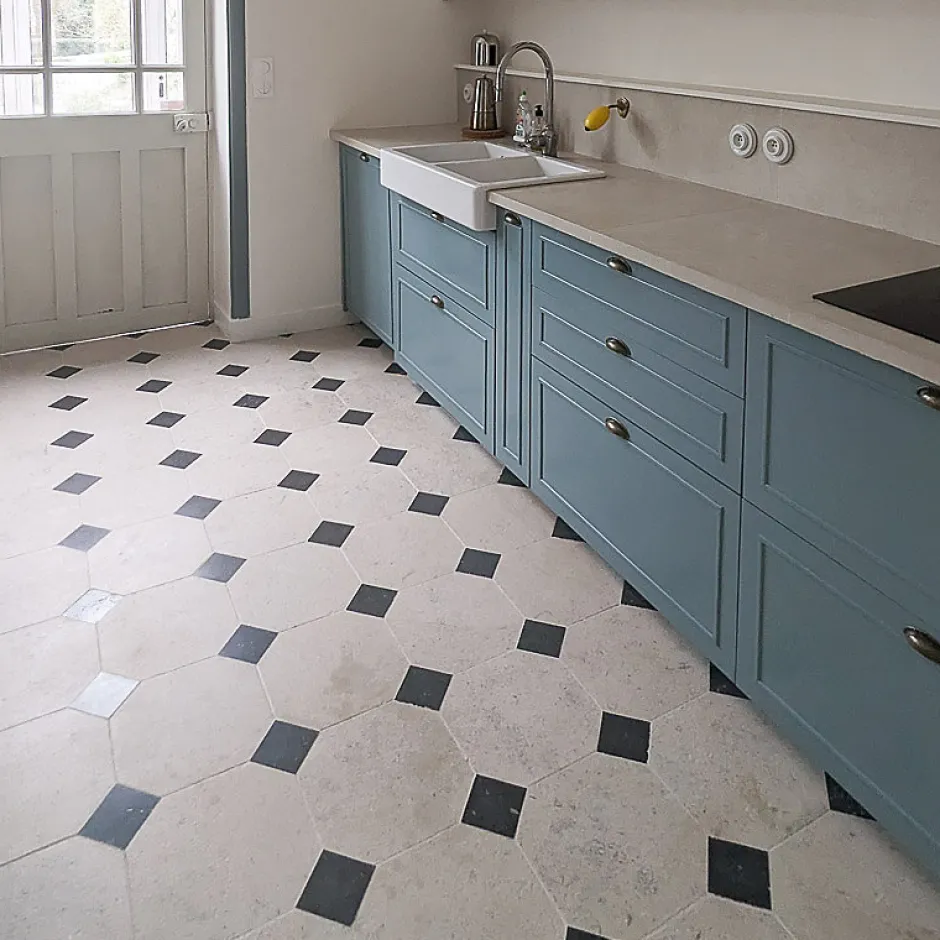 Dallage à cabochons en pierre du Nivernais - 30 cm x 30 cm x 1,5 cm - Finition adoucie - Vendu au m²-Ligerio Clearance