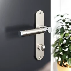 GoodHome Ensemble poignée sur plaque rond à condamnation Brigg effet chrome et nickel satin gris L.132mm x l.40mm entraxe 165mm