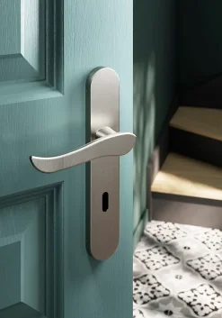 Ensemble poignée sur plaque rond serrure Armel effet nickel satin gris L.130mm x l.42mm entraxe 165-195mm-GoodHome Discount