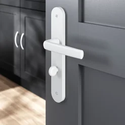 GoodHome Ensemble poignée sur plaque Incurvé à condamnation Primel mat blanc L.126mm x l.40mm entraxe 195mm