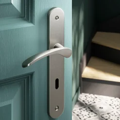 GoodHome Ensemble poignée sur plaque rond serrure Beare effet nickel satin gris L.110.5mm x l.40mm entraxe 195mm