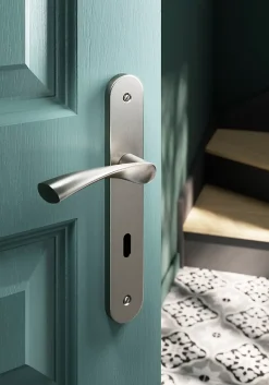 GoodHome Ensemble poignée sur plaque rond serrure Breage effet nickel satin gris L.120.5mm x l.40mm entraxe 195mm