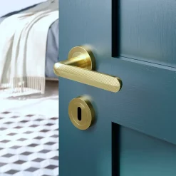 Ensemble poignée sur rosace rond à visser Garlan effet laiton satin or Ø50mm-GoodHome Online