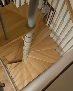 Escalier colimaçon 11 marches - Haut. à franchir 2.26m à 2.64m - Diam. 120cm - Trémie carrée - Struct. grise / marches naturel --Matisere Clearance