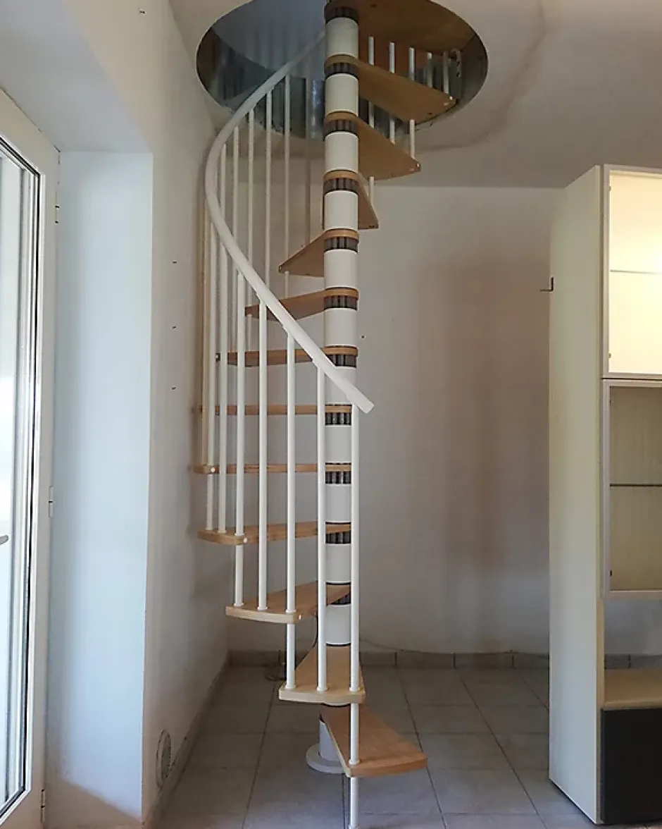 Escalier colimaçon 14 marches - Hauteur à franchir 2.87 à 3.36m - Diamètre 138cm - Bois et blanc - Sens anti-horaire --Matisere Discount
