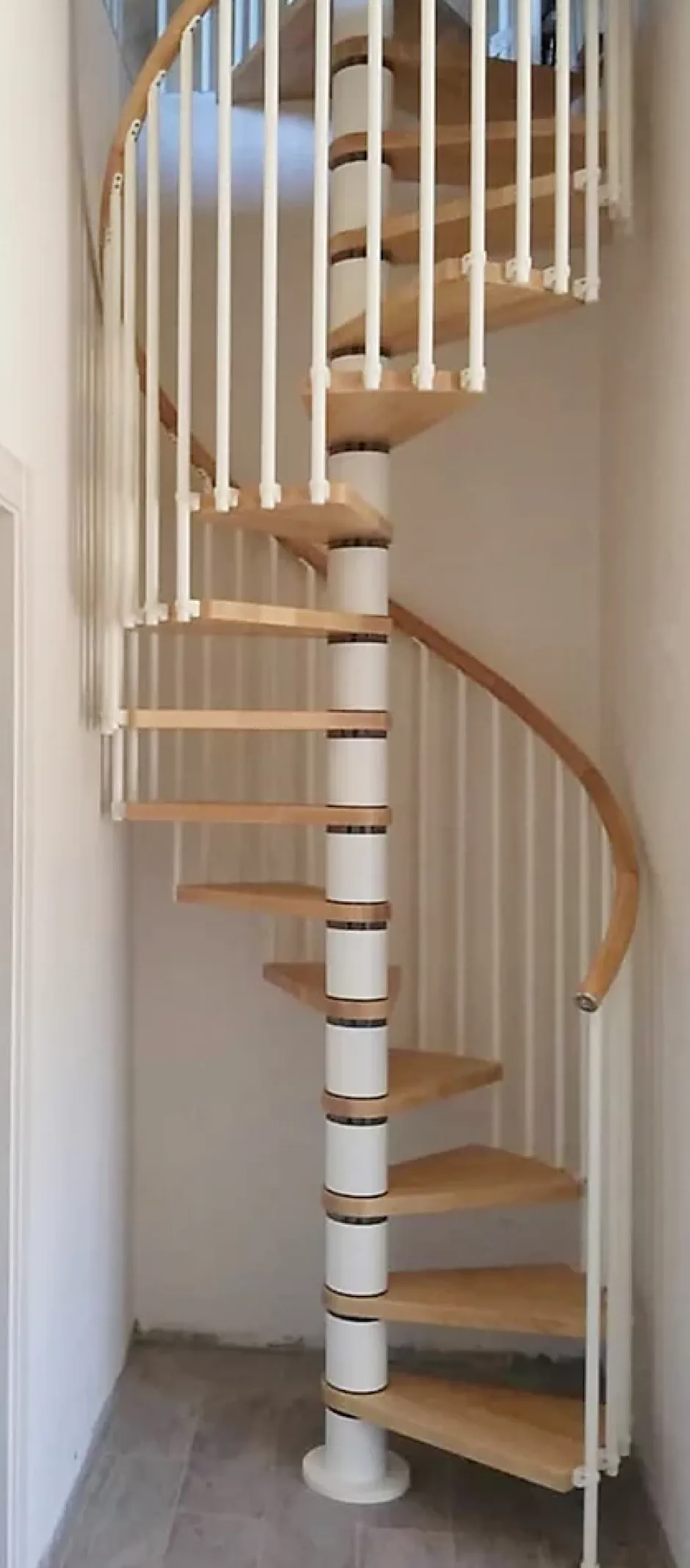 Escalier colimaçon 11 marches - Hauteur à franchir de 2.26m à 2.64m - Diamètre 1.05m - Structure blanche et marche blanchi --Matisere