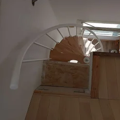 Escalier colimaçon 8 marches - Hauteur à franchir 1.71 à 2.12m - Structure blanche et marche hêtre - Diamètre 140cm - SUON140/BH-8-Matisere Discount