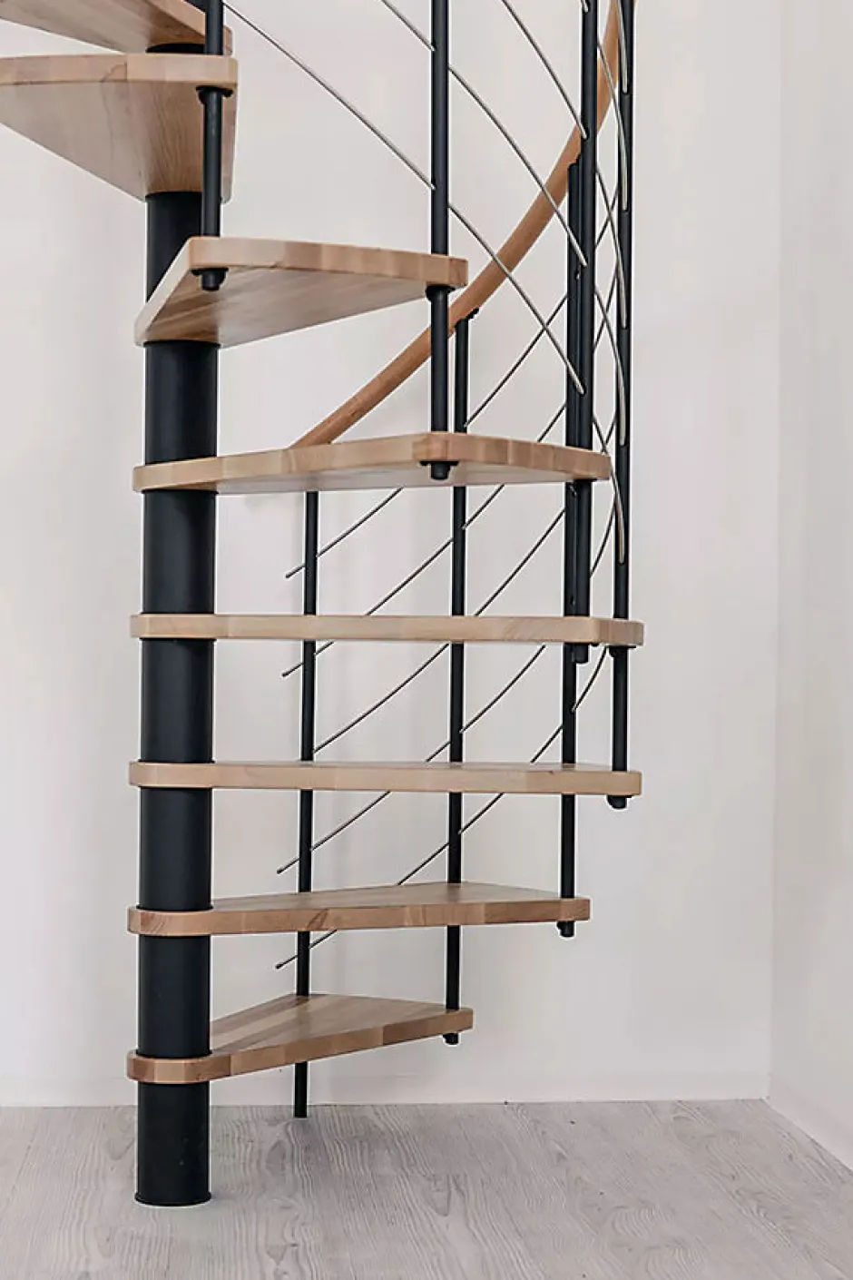 Matisere Escalier colimaçon 10 marches - Diamètre 160cm - Hauteur à franchir 1.95 à 2.35m - Structure noire et marche hêtre - VENE160/NH-10