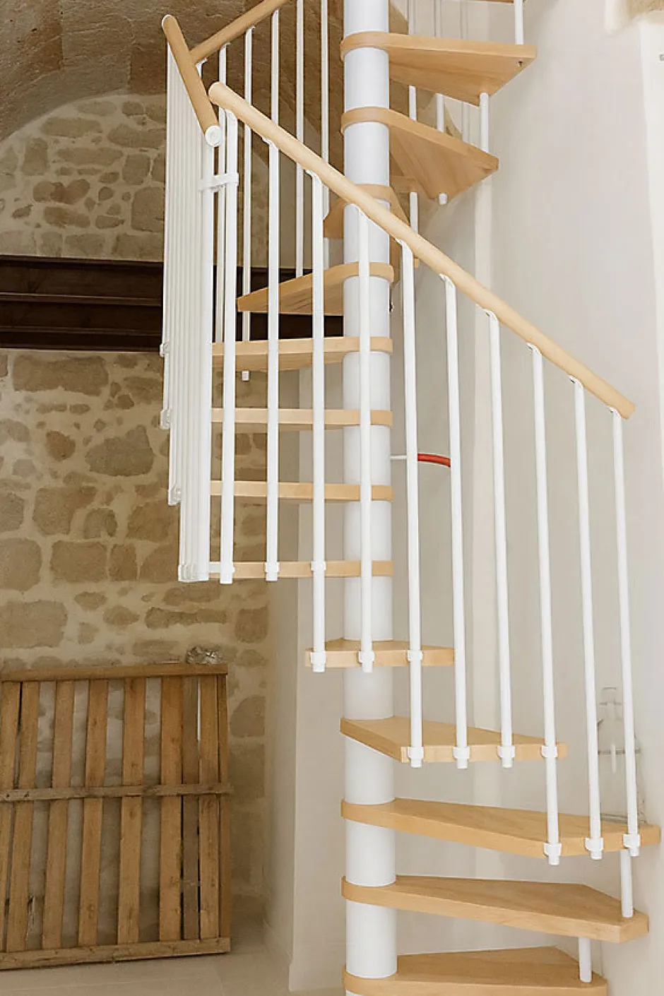 Matisere Escalier colimaçon 10 marches - Haut. à franchir 2.05 à 2.40m - Diam. 120cm - Trémie carrée - Struct. blanche / marches naturel -