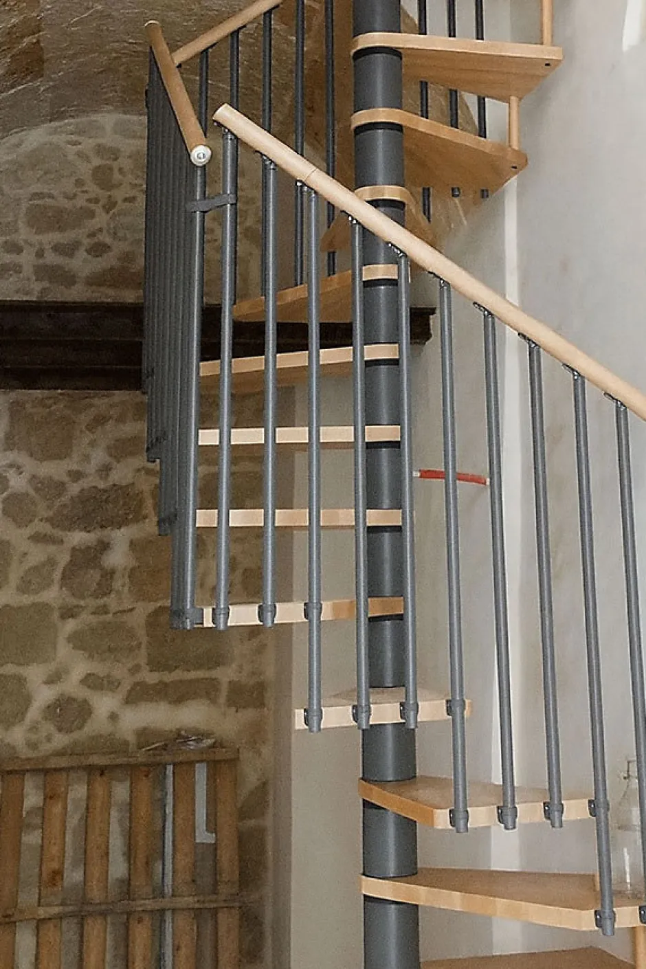 Matisere Escalier colimaçon 10 marches - Haut. à franchir 2.05 à 2.40m - Diam. 120cm - Trémie carrée - Struct. grise / marches naturel -