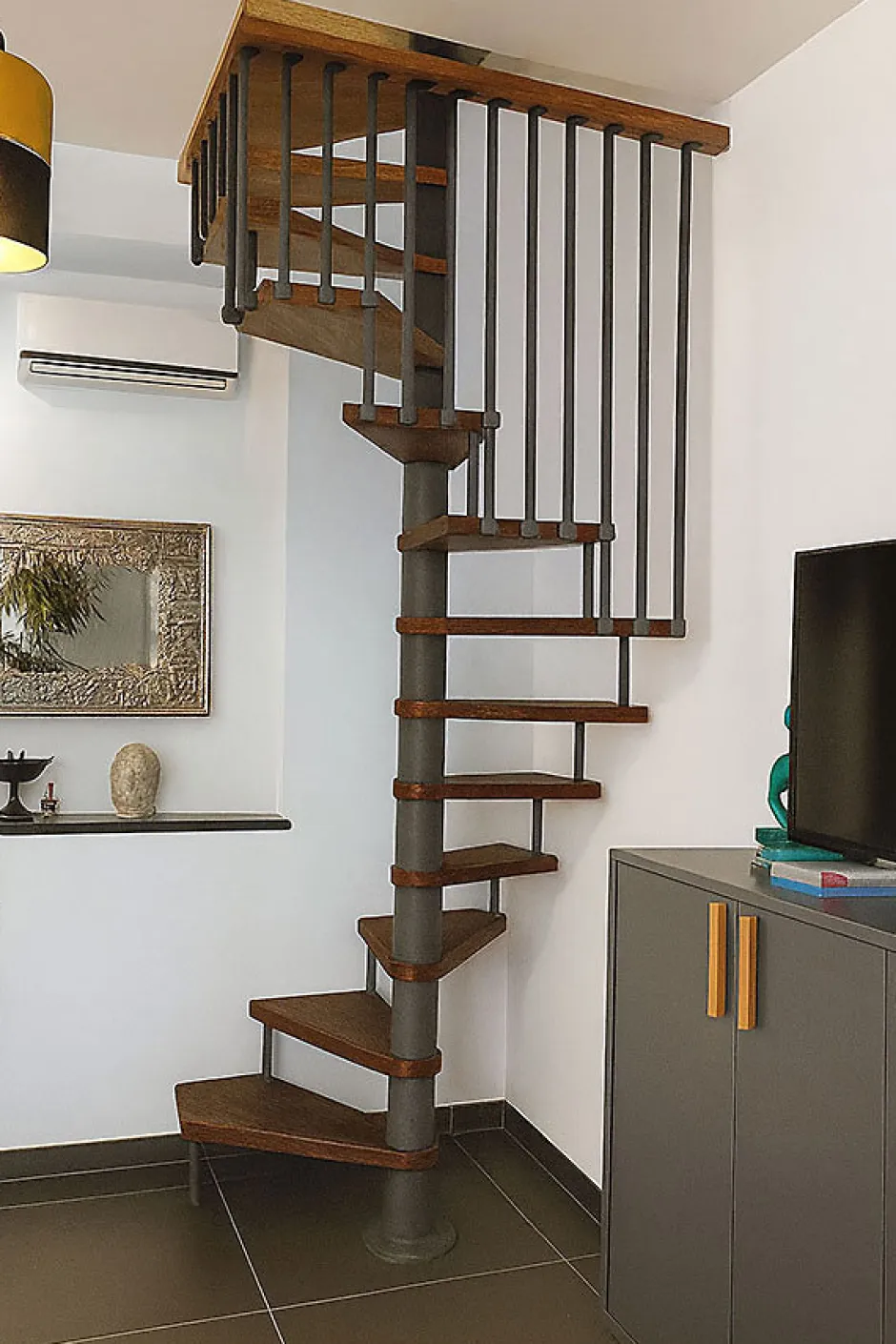 Matisere Escalier colimaçon 10 marches - Haut. à franchir 2.05 à 2.40m - Diam. 140cm - Trémie carrée - Struct. Anthracite / marches Noyer -