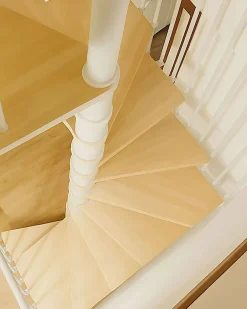 Escalier colimaçon 11 marches - Haut. à franchir 2.26 à 2.64m - Diam. 120cm - Trémie carrée - Struct. blanche / marches naturel --Matisere Online
