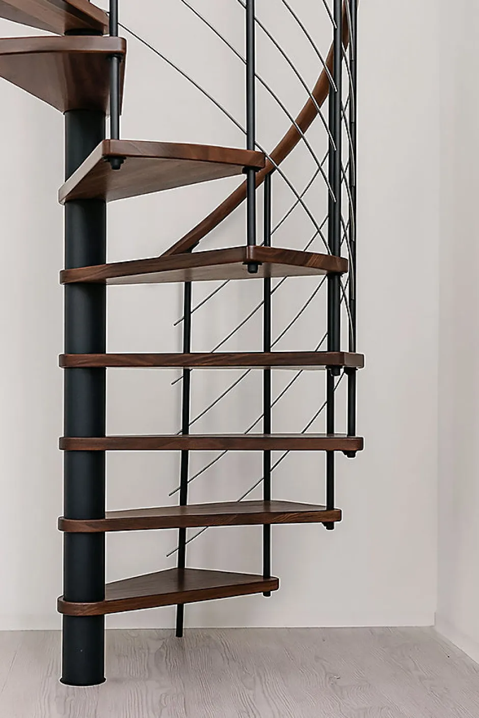 Matisere Escalier colimaçon 13 marches - Diamètre 140cm - Hauteur à franchir 2.54 à 3.05m - Noir et Noyer - VENE140-SNMNOY-13