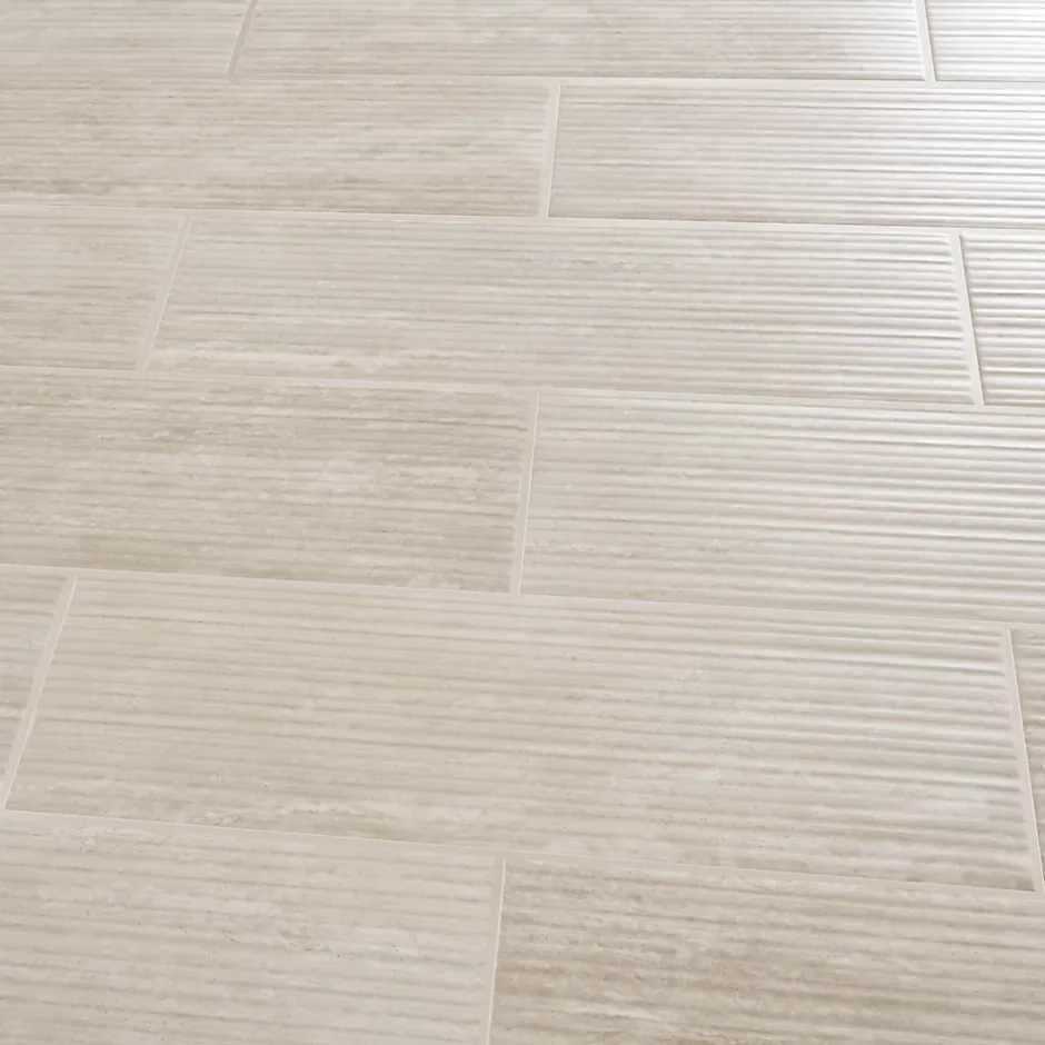 Faïence murale ivoire mat décor fines cannelures L.60 x l.20 cm x ép.9,4 mm, Soft Travertin-GoodHome Discount