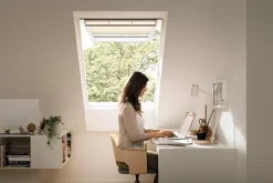 Velux Fenêtre de toit à projection Tout Confort Whitefinish - bois peint en blanc L. 78 x H. 98 cm (GPL 2057 MK04)