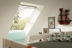 Velux Fenêtre de toit à projection Tout Confort Whitefinish - bois peint en blanc L. 134 x H. 98 cm (GPL 2057 UK04)