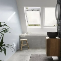 VELUX Fenêtre de toit à rotation GGU UK04 0076 L.134 x H.98 cm confort EverFinish blanc