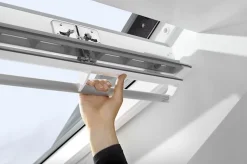 Fenêtre de toit à rotation Tout Confort Whitefinish - bois peint en blanc L. 55 x H. 70 cm (GGL 2057 CK01)-Velux Discount