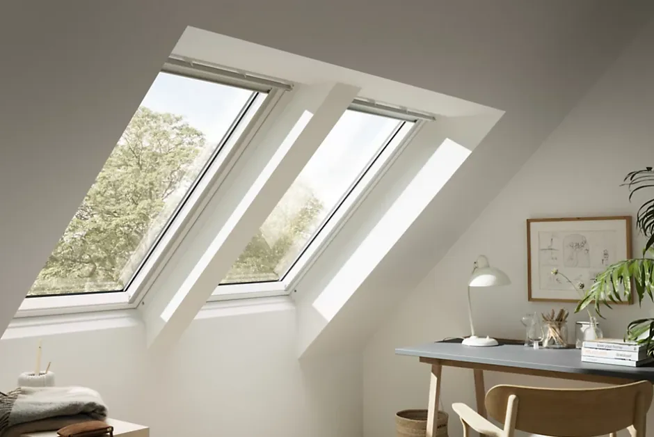 Velux Fenêtre de toit à rotation Confort Whitefinish - bois peint en blanc L. 114 x H. 140 cm (GGL 2076 SK08)