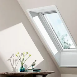 Fenêtre de toit à rotation Standard Whitefinish - bois peint en blanc L. 114 x H. 140 cm (GGL 2054 SK08)-Velux Clearance