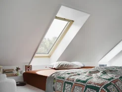 Velux Fenêtre de toit à rotation Standard Clearfinish - bois/pin L. 55 x H. 98 cm (GGL 3054 CK04)