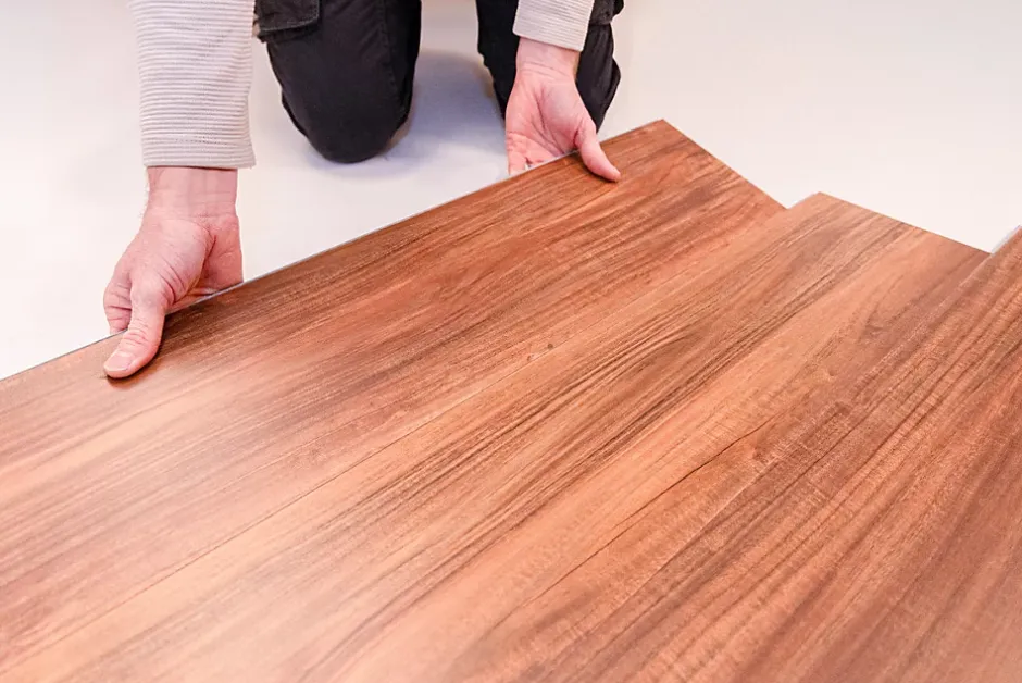 Samklic GAMME PRO - LAME CLIPSABLE TRÈS HAUTE RÉSISTANCE AVEC SOUS-COUCHE INTEGREE. NOYER NATUREL - Pack T5 (79m²)