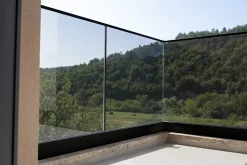 Verrea Garde-corps vitré en aluminium , Intérieur et Extérieur , Noir RAL 9005 FT , Vitrage feuilleté 88-2 , Fabrication française