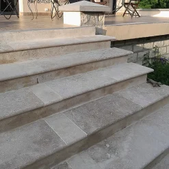 Ligerio Marche d'escalier en travertin naturel mix bords arrondis interieur exterieur