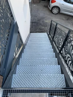 Marche d'escaliers tole perforée TOLHUIT 800x240 mm galvanisé à chaud-Meiser Sale