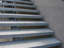Meiser Marche d'escaliers tole perforée TOLHUIT 900x330 mm galvanisé à chaud