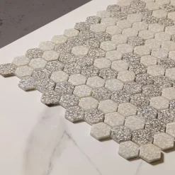 Mosaïque de verre pressé antidérapant R11 sur maille pour salle de bain ou cuisine 52 cm x 34 cm - Hexa grey mat (0,166m²)-Ilcom Clearance