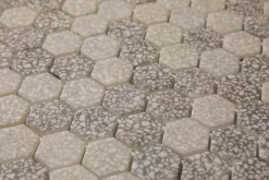 Mosaïque de verre pressé antidérapant R11 sur maille pour salle de bain ou cuisine 52 cm x 34 cm - Hexa grey mat (0,166m²)-Ilcom Clearance