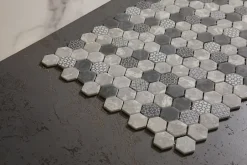 Ilcom Mosaïque de verre pressé antidérapant R11 sur maille pour salle de bain ou cuisine 52 cm x 34 cm - Hexa olden mat (0,166m²)