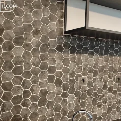 Ilcom Mosaïque de verre pressé antidérapant R11 sur maille pour salle de bain ou cuisine 41 cm x 26 cm - Hexa air slate (0,09m²)